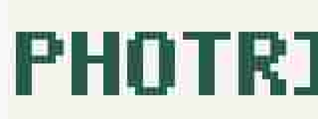 高圧縮で圧縮した商品写真のラベル文字を4倍に拡大した画像。文字の周囲にピンクや水色の色のにじみが見える